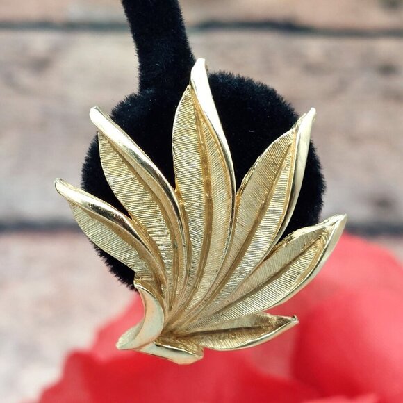 Vintage Crown Trifari Large Clip Earrings Brushed Gold Tone Leaves Feathers - Picture 4 of 7